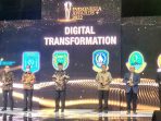 Gubernur Kepulauan Riau, Ansar Ahmad, menerima Penghargaan Indonesia Award Tahun 2022 kategori penghargaan daerah terbaik dengan nominasi Transformation Digital dari Inews